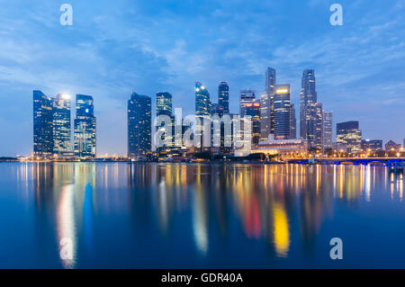 Singapore Central Business District in der Abenddämmerung. Stockfoto