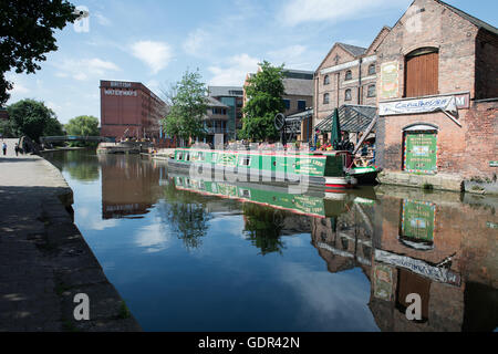 Narrowboat am Nottingham Kanal vertäut am Schloss Wharf mit British Waterways Gebäude im Hintergrund Stockfoto