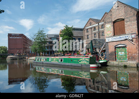 Narrowboat am Nottingham Kanal vertäut am Schloss Wharf mit British Waterways Gebäude in den Hintergrund und die Speisen Stockfoto