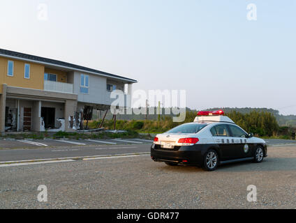 Ein Polizeiauto Fukushima vor einem Haus, fünf Jahre nach Fukushimapräfektur Tomioka, durch 2011 Erdbeben und Tsunami zerstört Stockfoto