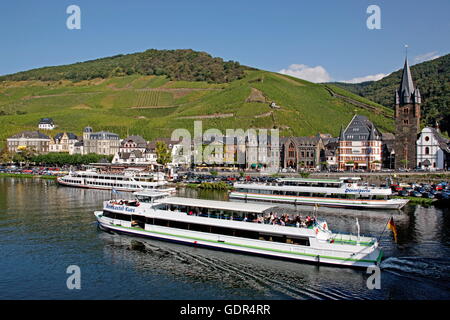 Geographie/Reisen, Deutschland, Rheinland-Pfalz, Bernkastel, Bernkastel, Mosel, Brücke, Landungsbrücken, Ausflug Schiff, Pfarrkirche St. Michael, St. Sebastian, Additional-Rights - Clearance-Info - Not-Available Stockfoto