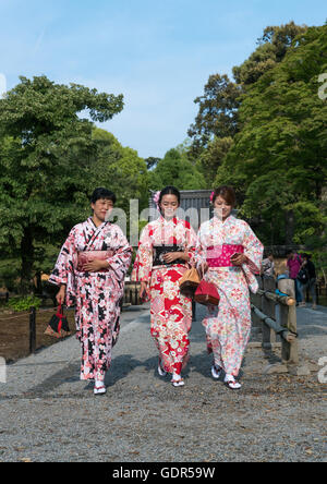 Chinesische Touristen Trägerinnen Geisha Kimonos in einem Zen-Garten, Kansai-Region, Kyoto, Japan Stockfoto