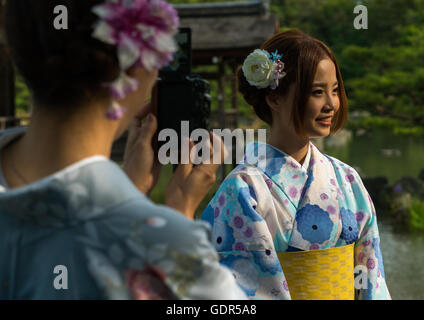 Chinesische Touristen Trägerinnen Geisha Kimonos, Kansai-Region, Kyoto, Japan Stockfoto