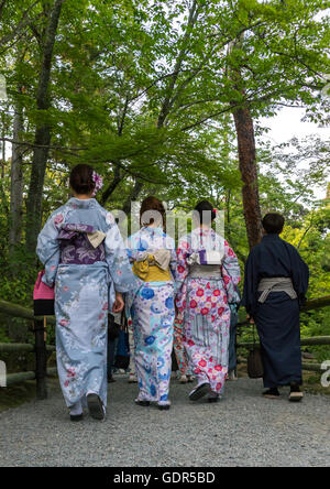 Chinesische Touristen Trägerinnen Geisha Kimonos in einem Zen-Garten, Kansai-Region, Kyoto, Japan Stockfoto