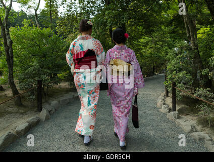 Chinesische Touristen Trägerinnen Geisha Kimonos in einem Zen-Garten, Kansai-Region, Kyoto, Japan Stockfoto