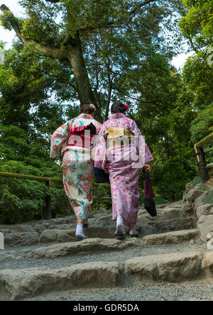 Chinesische Touristen Trägerinnen Geisha Kimonos in einem Zen-Garten, Kansai-Region, Kyoto, Japan Stockfoto