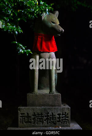 Gott-Fuchs-Statue in Fushimi Inari Schrein, Kansai-Region, Kyoto, Japan Stockfoto