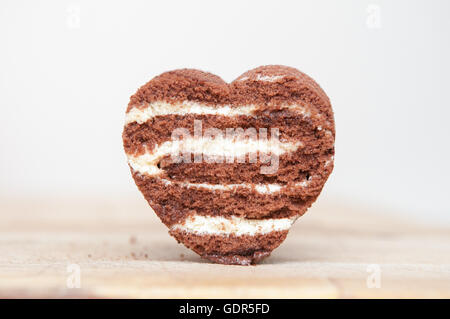 Liebe Herz Form Speisen aus Schokoladenkuchen Stockfoto