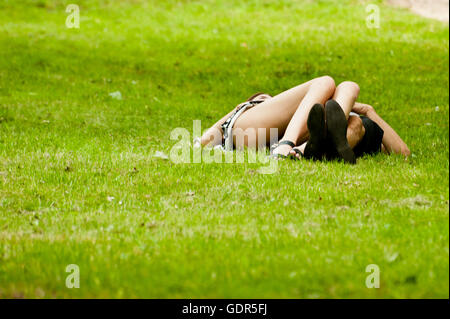 paar in der Wiese liegend Stockfoto
