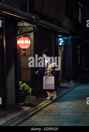 Geisha in den Straßen von Gion gehen im Inneren eines Hauses, Kansai-Region, Kyoto, Japan Stockfoto