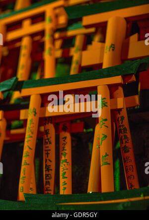 Kleine Tore in Fushimi Inari Schrein, Kansai-Region, Kyoto, Japan Stockfoto