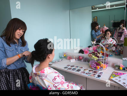 Chinesische Touristen Trägerin Geisha Kimono, Kansai-Region, Kyoto, Japan Stockfoto