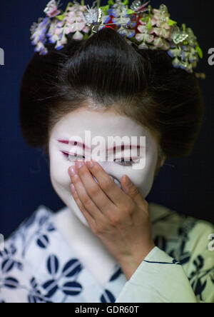 16 Jahre alt Maiko genannt Chikasaya lachen, Kansai-Region, Kyoto, Japan Stockfoto