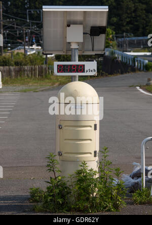 Strahlung Dosimeter platziert in einem stark belasteten Bereich nach der Daiichi Kernkraftwerk Anlage Bestrahlung, Präfektur Fukushima, Tomioka, Japan Stockfoto