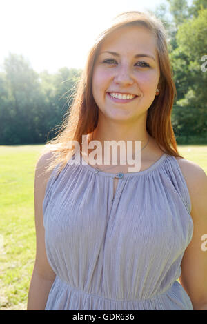 glückliche junge Frau in einem park Stockfoto