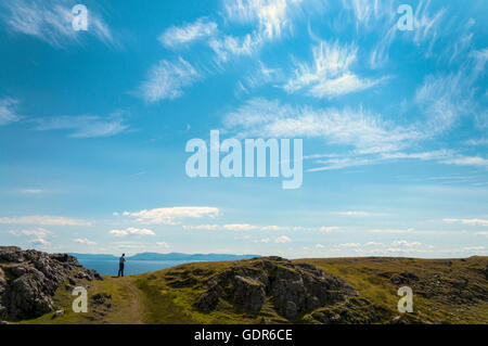Man schaut auf Atlantik von Slieve League Klippen im County Donegal, Irland Stockfoto