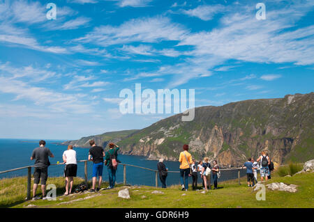 Touristen mit Blick auf den Atlantischen Ozean von Slieve League Klippen in County Donegal, Irland. Stockfoto