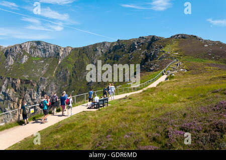 Touristen gehen auf den Klippen von Slieve League in County Donegal, Irland. Stockfoto