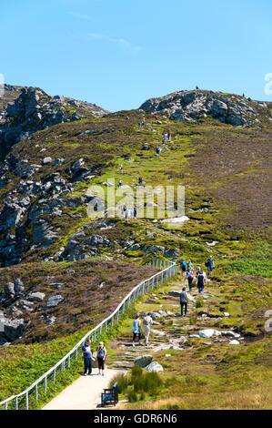 Touristen gehen auf den Klippen von Slieve League in County Donegal, Irland. Stockfoto