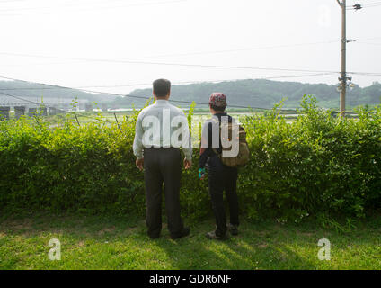 Südkoreanische paar vor Freiheit und Eisenbahn Brücke über Imjin Fluß zwischen Nord- und Südkorea, Sudogwon, Paju, Südkorea Stockfoto