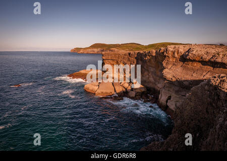 Sonnenuntergang in el Cabo de Ajo, Kantabrien, Spanien, Europa Stockfoto