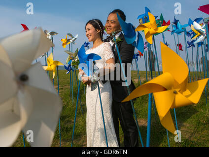 Nordkoreanischer Überläufer Joseph Park mit seiner Verlobten in Südkorea genannt Juyeon in der Mitte von Windmühlen in Imjingak Park, Sudogwon, Paju, Südkorea Stockfoto