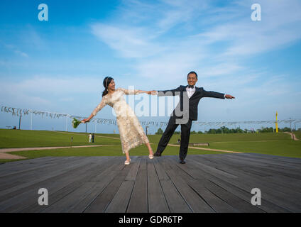 Nordkoreanischer Überläufer Joseph Park mit seiner Verlobten in Südkorea genannt Juyeon in Imjingak Park, Sudogwon, Paju, Südkorea Stockfoto