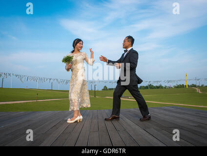 Nordkoreanischer Überläufer Joseph Park mit seiner Verlobten in Südkorea genannt Juyeon in Imjingak Park, Sudogwon, Paju, Südkorea Stockfoto