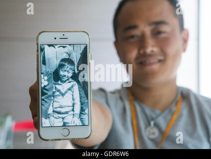 Nordkoreanischer Überläufer Joseph Park in Yovel Café zeigt ein Bild von sich selbst genommen in Nordkorea, National Capital Area, Seoul, Südkorea Stockfoto