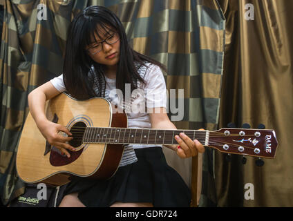 North Korean Teen Überläufer in Yeo-Mung Alternative Schule Gitarre, National Capital Area, Seoul, Südkorea Stockfoto