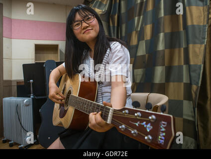 North Korean Teen Überläufer in Yeo-Mung Alternative Schule Gitarre, National Capital Area, Seoul, Südkorea Stockfoto