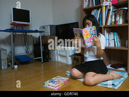 North Korean Teen Überläufer lesen ein koreanischer Manga Buch, National Capital Area, Seoul, Südkorea Stockfoto
