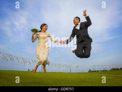 Nordkoreanischer Überläufer Joseph Park mit seiner Verlobten in Südkorea genannt Juyeon springen in Imjingak Park, Sudogwon, Paju, Südkorea Stockfoto