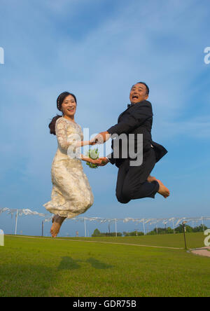 Nordkoreanischer Überläufer Joseph Park mit seiner Verlobten in Südkorea genannt Juyeon springen in Imjingak Park, Sudogwon, Paju, Südkorea Stockfoto