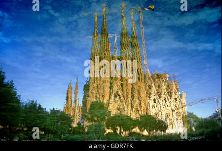 Barcelona, die Sagrada Familia: Geburtsfassade spiegelt sich in der See von Gaudí-Platz Stockfoto