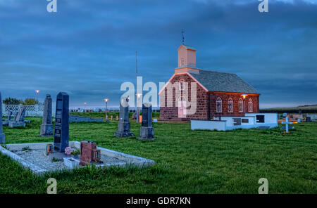 Die Njardvik Kirche und Friedhof, Halbinsel Reykjanes, Island Stockfoto