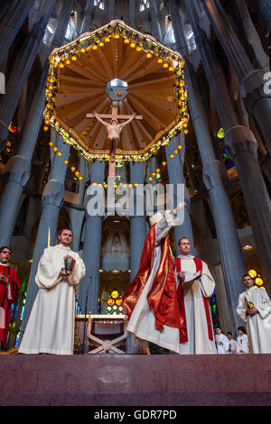 Bischof segnet die Palmen, Masse, Palm Sunday.Interior der Basilika Sagrada Familia, Barcelona, Katalonien, Spanien Stockfoto