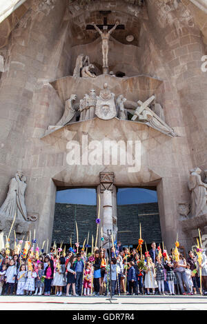 Masse des Palm Sunday.Passion Fassade, Außenbereich der Basilika Sagrada Familia, Barcelona, Katalonien, Spanien Stockfoto