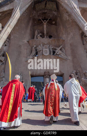 Masse des Palm Sunday.Passion Fassade, Außenbereich der Basilika Sagrada Familia, Barcelona, Katalonien, Spanien Stockfoto