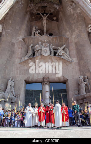 Masse des Palm Sunday.Passion Fassade, Außenbereich der Basilika Sagrada Familia, Barcelona, Katalonien, Spanien Stockfoto