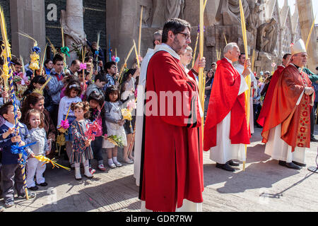 Masse des Palm Sunday.Passion Fassade, Außenbereich der Basilika Sagrada Familia, Barcelona, Katalonien, Spanien Stockfoto