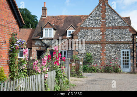 Ferienhäuser in Hambleden Dorf im Sommer, Buckinghamshire, England Stockfoto