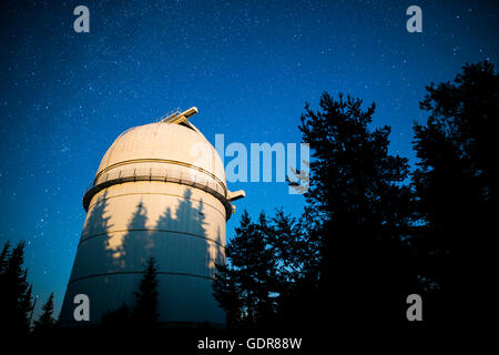 Rozhen Sternwarte unter dem Nachthimmel Sterne. Blauer Himmel mit Hunderten von Sternen der Milchstraße. Sternwarte in einer pi Stockfoto