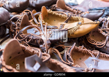 Traditionelle bulgarische Folklore Lederschuhe - Tsarvuli. Handgefertigt. Stockfoto