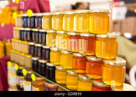 Verschiedene kleine Gläser Honig - Kräuterhonig, Lavendelhonig, Lindenhonig und gemischten Honig. Stockfoto