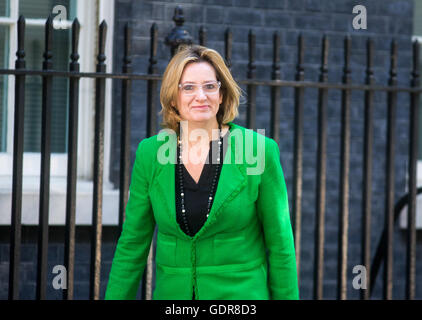 Innenminister, Amber Rudd, kommt in der Downing Street für eine Kabinettssitzung Stockfoto