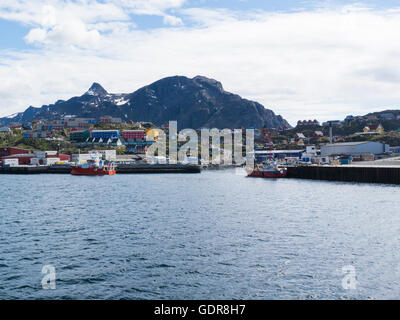 Blick Sisimiut West Grönland vom Hafen zweitgrößte Grönland Stadt Inuit Heimatgemeinde von Kangerluarsunnguaq Bay in Qeqqata Gemeinde Stockfoto