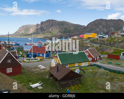 Blick hinunter zum Hafen Museumsbauten und alten Bethel Kirche Sisimiut West Grönland Europas zweitgrößte Grönland Stadt Davisstraße in der Disko-Bucht Stockfoto