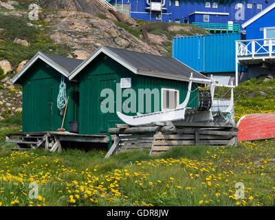 Fischerhütten mit Hund Holzschlitten Sisimiut West Grönland zweitgrösste Stadt in Grönland Inuit Fischergemeinde Diskobucht an Davisstraße Küste Stockfoto