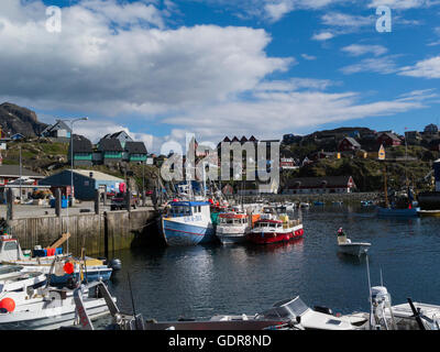 Ansicht der Stadt Sisimiut vom Fischerhafen Westgrönland Hauptstadt und größte Stadt von Qeqqata Gemeinde am schönen Juli Sommer Tag-Inuit-Gemeinschaft Stockfoto